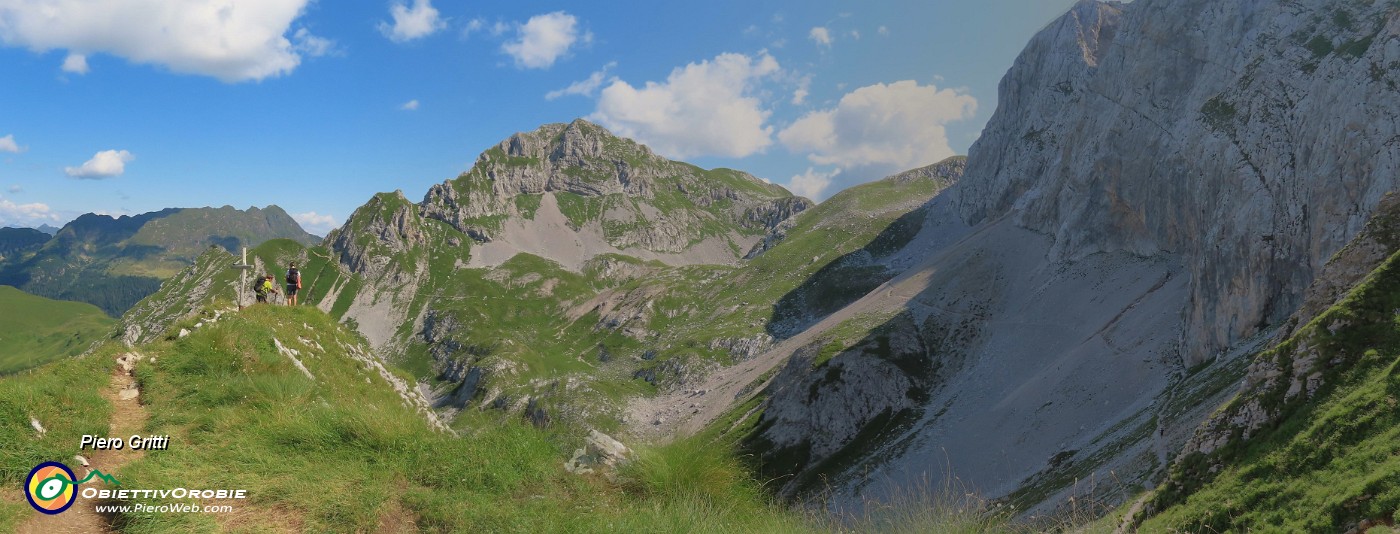 31 Dal Passo di Gabbia (2070 m) vista sul Mandrone e verso la Corna Piana.jpg